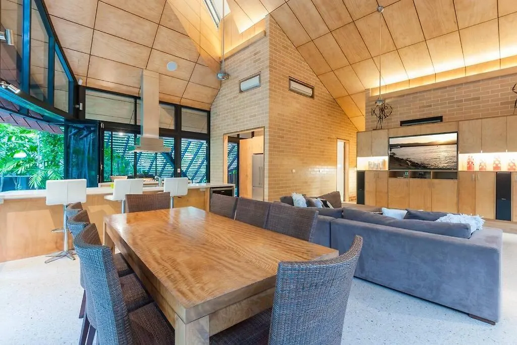 Дом отдыха 28 Beachfront Mirage - 4 Bedroom Luxury Home Порт Дуглас Австралия